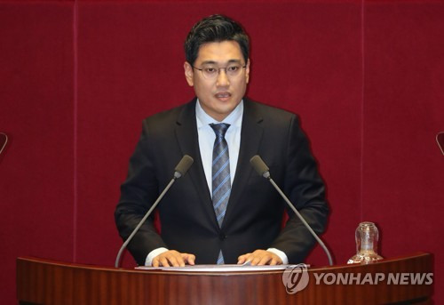 비교섭단체대표 연설하는 오신환 (서울=연합뉴스) 김현태 기자 = 바른정당 오신환 원내대표가 5일 오후 국회 본회의장에서 비교섭단체 대표연설을 하고 있다.     mtkht@yna.co.kr