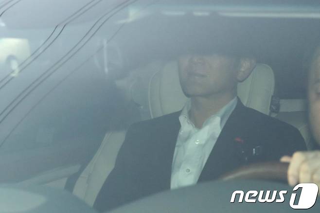항소심에서 징역 2년 6개월에집행유예 4년을 선고 받은 이재용 삼성전자 부회장이 5일 오후 경기도 의왕시 서울구치소에서 석방되어 차량에 탑승해 구치소를 나서고 있다.  2018.2.5/뉴스1 © News1 성동훈 기자