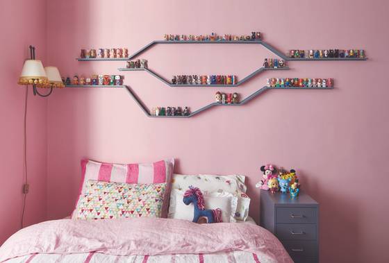핑크색으로 톤을 맞춘 딸의 방. 피규어 모으기를 좋아하는 딸을 위해 김정현 실장이 직접 만든 미니 선반을 달았다. [사진 양성모 프리랜서]