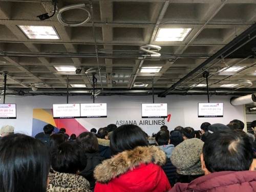 (서울=연합뉴스) 김기훈 기자 = 6일 폭설로 제주공항 활주로가 폐쇄되는 등 운항 차질을 빚자 김포공항도 제주행 승객들이 발이 묶이면서 큰 혼잡이 빚어졌다. 국내선 터미널 2층 항공사 카운터에는 제주행 항공편을 예약한 승객들이 긴 줄을 이뤘다.  2018.2.6.  kihun@yna.co.kr