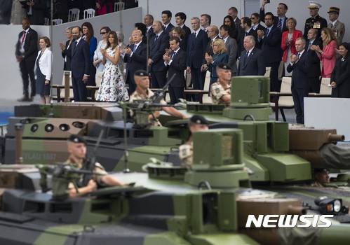 도널드 트럼프 미국 대통령과 에마뉘엘 마크롱 프랑스 대통령(각각 첫줄 왼쪽에서 네번째, 다섯번째)이 14일(현지시간) 파리 샹젤리제에서 열린 프랑스 대혁명 기념일 퍼레이드를 지켜보고 있다.