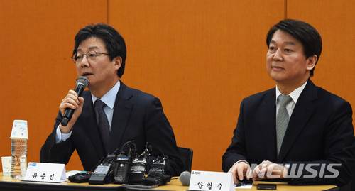 【대전=뉴시스】함형서 기자 = 국민의당 안철수 대표와 바른정당 유승민 대표가 6일 오전 대전 유성구 한국전자통신연구원에서 열린 기자간담회에서  유 대표가 기자들의 질의에 답변 하고 있다. 2018.01.06.foodwork23@newsis.com