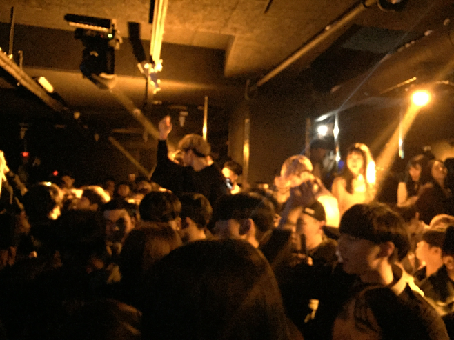 서울 마포구 홍대 앞 청소년 전용 클럽에서 청소년들이 춤을 추고 있다. © 사진= 박소정 인턴기자