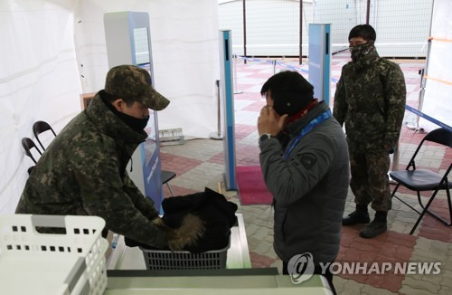 [올림픽] 안전요원 '전염병 증상' 여파로 보안업무에 군 투입 (강릉=연합뉴스) 임헌정 기자 = 2018 평창 동계올림픽 개막을 앞두고 민간 안전요원이 수인성 전염병 증상을 보이는 등 보건 위생 관련 우려가 커지면서 조직위원회가 대응에 나섰다. 조직위는 민간 안전인력이 수행하던 검색 등 보안업무에 군 인력 900여 명을 투입하고, 숙소와 수송버스 소독 등 보건 안전 확보를 위한 프로세스에 들어갔다고 5일 밝혔다. 이날 강릉의 한 연습경기장에서 군 인력이 보안검색을 하고 있다. 2018.2.5      kane@yna.co.kr