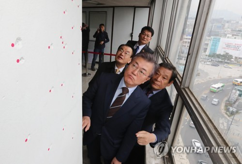 야당 대표 시절 전일빌딩 현장 찾은 문재인 대통령 [연합뉴스 자료사진]