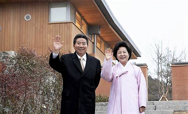 노무현 대통령 부부가 2008년 2월25일 퇴임 직후 고향인 경남 김해시 봉하마을로 귀향해, 집으로 들어가며 환영객들에게 인사하고 있다. 노무현재단 제공