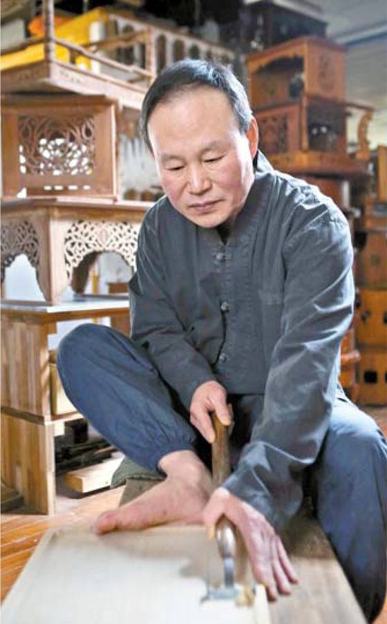 이종덕 소반장은 소반 중에서도 가장 화려하다는 해주반을 주로 만든다.