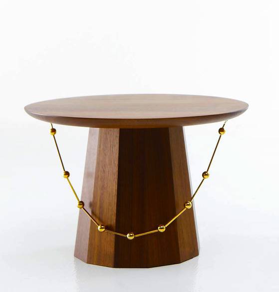 원반에 갓끈 모티브의 장식을 단 이정훈 작가의 양반소반. [사진 해브빈서울]