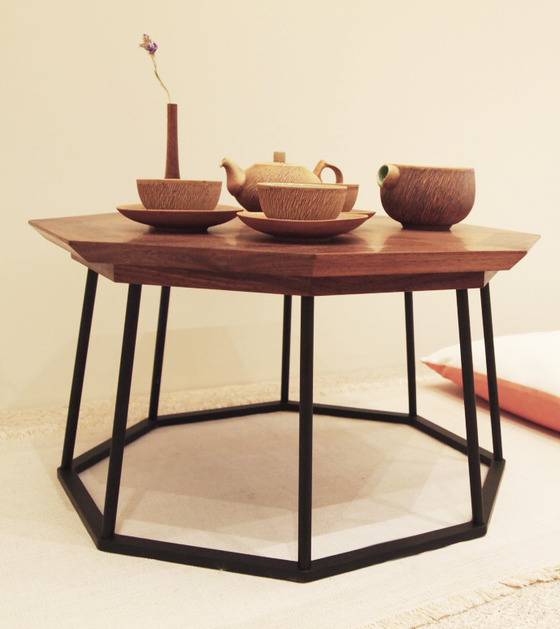 디자인 가구 스튜디오 컨테이너오다시일의 팔각소반. 간결한 철제 다리 위에 팔각 목재 상판을 댄 혁신적인 디자인이 돋보인다.