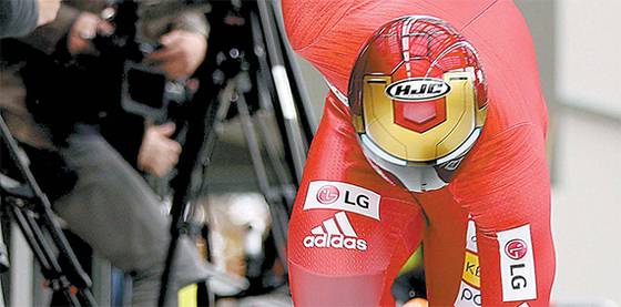 3차원 스캔을 거친 뒤 방탄 소재로 만든 윤성빈의 헬멧. 영화 캐릭터를 그대로 본따 ‘아이언맨 헬멧’으로 불린다. 크기와 무게는 줄이고, 공기 저항을 최소화했다. 그래서 윤성빈의 이 맞춤 헬멧은 첨단기술의 결정체이자 세상에서 단 하나 뿐인 보물이다. [뉴시스]