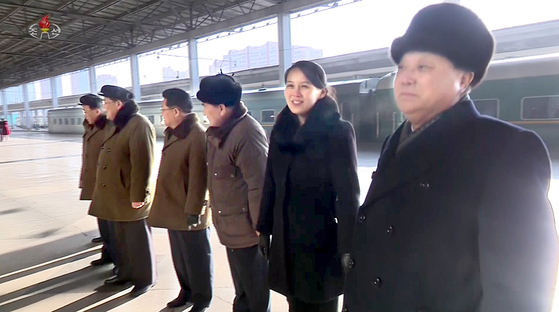 북한 조선중앙TV는 6일 오후 5시 30분께 남쪽을 방문하는 북한 예술단이 전날 평양을 출발하는 모습의 영상을 공개했다. 사진은 예술단 배웅에 나선 김여정 노동당 부부장(오른쪽에서 두 번째)이 활짝 웃는 모습. [연합뉴스]