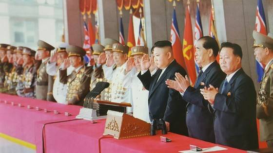 지난해 4월 15일 김일성 생일 105주년을 맞아 진행된 열병식에서 김정은 노동당 위원장이 경례를 하고 있다. 김정은 왼쪽은 이명수 총참모장, 오른쪽은 박봉주 내각총리.[사진 화보집 조선]