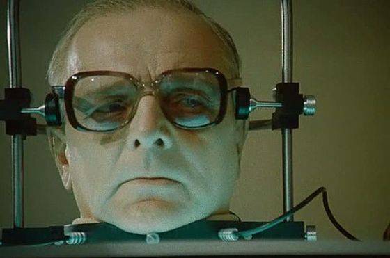 1985년 당시 소련에서 개봉된 SF영화 '도웰 교수의 증언' 중 한 장면. 러시아 공상과학소설(SF) 작가 알렉산더 베리야프(1884~1942년)가 1925년 지은 소설 ‘도웰 교수의 머리’ 를 영화화했다.