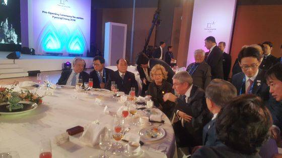 9일 평창올림픽 개막식 사전 리셉션장에 참석한 아베 신조 일본 총리와 김영남 북한 최고인민회의 상임위원장이 대화를 나누고 있다. [독자 제공]