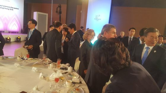 9일 평창올림픽 개막식 사전 리셉션장에 참석한 아베 신조 일본 총리와 김영남 북한 최고인민회의 상임위원장이 대화를 나누고 있다. [독자 제공]