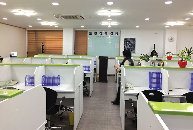 ‘객장’ 내부에는 대부분 50~60대 주부로 이뤄진 사원 20여 명이 근무하고 있다. © 사진=박소정&nbsp;제공