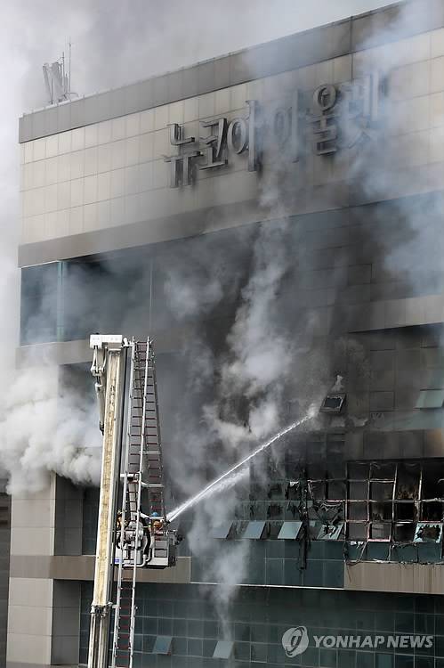 울산 뉴코아아울렛 화재 진압하는 소방관들