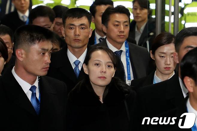 김정은 북한 노동당 위원장의 여동생 김여정 노동당 중앙위 제1부부장이 10일 강원도 강릉시 강릉역에 도착해 밖으로 이동하고 있다. 김 제1부부장은 곧바로 강릉 스카이베이호텔로 이동해 통일부 장관 주최 만찬에 참석할 예정이다. 2018.2.10/뉴스1 © News1 서근영 기자