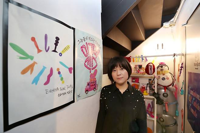 최근 교육방송(EBS) <까칠남녀> 패널에서 하차해 논란의 중심에 선 은하선 작가는 만난 지 6년째 되는 여성 파트너와 고양이 두 마리와 한집에 살면서, 글을 쓰고 강의를 하고 이따금씩 연주도 하고 노래도 만들며 살고 있다. 강재훈 선임기자 khan@hani.co.kr