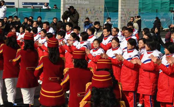 2018 평창동계올림픽에 참가하는 북한 선수단의 공식 입촌식이 열린 8일 오전 강릉 올림픽선수촌에서 북한 응원단이 연주하고 있다. 오종택 기자