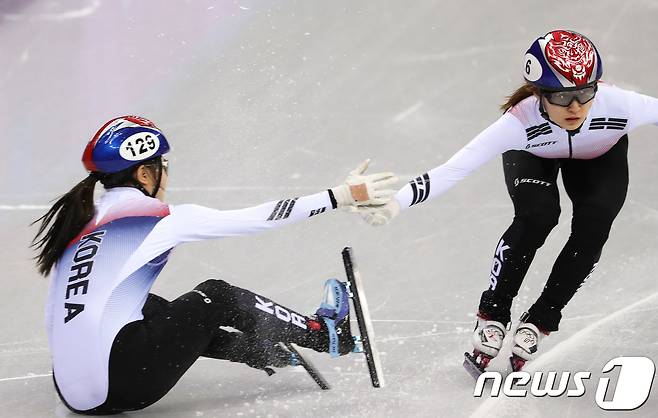 최민정이 10일 오후 강원도 강릉 아이스아레나에서 열린 2018 평창동계올림픽 쇼트트랙 스피드 스케이팅 여자 3000m 계주 예선 1조 경기에서 넘어진 이유빈과 터치를 하고 있다. 심석희, 최민정, 김예진, 이유빈으로 구성된 여자 계주 대표팀은 이유빈이 넘어진 후 역주를 거듭해 4분06초387 올림픽 신기록을 수립하며 1위로 결승행 티켓을 차지했다.2018.2.10/뉴스1 © News1 임세영 기자