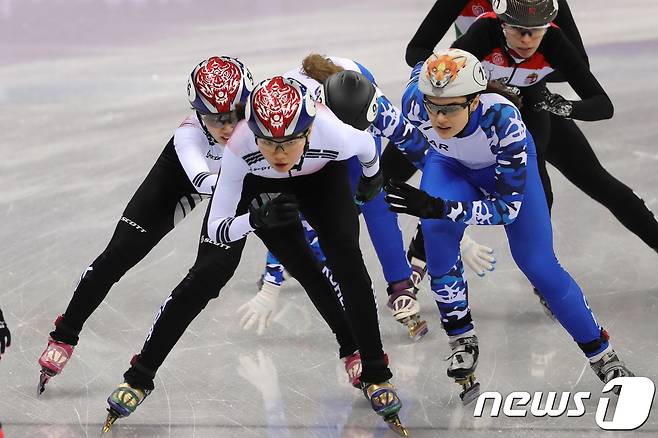 심석희가 10일 오후 강원도 강릉 아이스아레나에서 열린 2018 평창동계올림픽 쇼트트랙 스피드 스케이팅 여자 3000m 계주 예선 1조 경기에서 질주를 하고 있다. 2018.2.10/뉴스1 © News1 임세영 기자