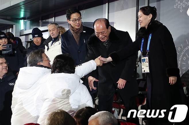 지난 9일 평창동계올림픽 개막식에서 문재인 대통령이 김여정 노동당 중앙위원회 제1부부장과 인사를 나누고 있다. (청와대 제공) © News1