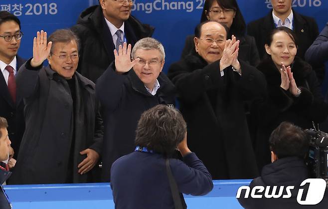 문재인 대통령과 북한 김여정 노동당 중앙위원회 제1부부장 등이 지난 10일 강릉 관동하키센터에서 열린 여자 아이스하키 단일팀과 스위스의 경기가 끝나자 선수들을 격려하고 있다.2018.2.11/뉴스1 © News1 허경 기자