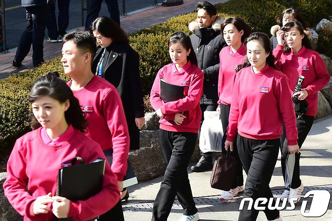 삼지연 관현악단 단원들이 11일 오후 서울 광진구 워커힐호텔에서 공연을 위해 국립극장으로 이동하고 있다. 2018.2.11/뉴스1 © News1 황기선 기자