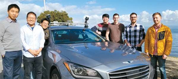 팬텀AI의 이찬규 공동창업자(맨왼쪽)와 조형기 대표(왼쪽 셋째) 등 임직원들이 4단계 자율주행차 옆에서 기념촬영을 하고 있다. [실리콘밸리 = 손재권 특파원]