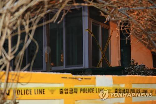 폴리스라인 설치된 제주 게스트하우스 (제주=연합뉴스) 박지호 기자 = 제주동부경찰서는 게스트하우스에 투숙했다가 목이 졸려 살해된 20대 여성의 시신을 11일 발견하고, 유력 용의자인 게스트하우스 관리인을 쫓고 있다.       이날 오후 사건이 발생한 해당 게스트하우스 입구에 폴리스라인이 설치돼 있다. 2018.2.11      jihopark@yna.co.kr