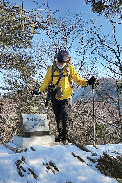 [월간산]매봉산 정상비석. 비석 뒤는 가마골 건너 후봉이다.