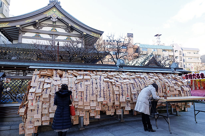 학문신을 모신 신사 유시마텐진에서 수험생의 합격을 위해 기원하는 모습.&nbsp;© 사진=이인자 제공
