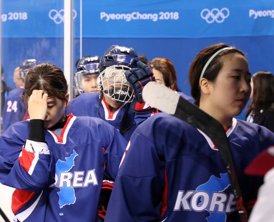 12일 강원도 강릉 관동하키센터에서 열린 2018 평창동계올림픽 여자 아이스하키 조별리그 B조 2차전 남북단일팀과 스웨덴의 경기에서 패한 남북단일팀 선수들이 굳은 얼굴로 경기장을 나서고 있다.[강릉=연합뉴스]