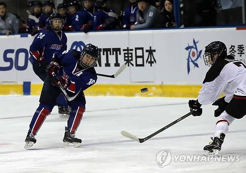 지난해 2월 20일 일본 삿포로 츠키사무 체육관에서 열린 2017 삿포로 동계아시안게임 여자 아이스하키 한국과 일본의 경기. 조수지가 슛을 하고 있다. [삿포로=연합뉴스]