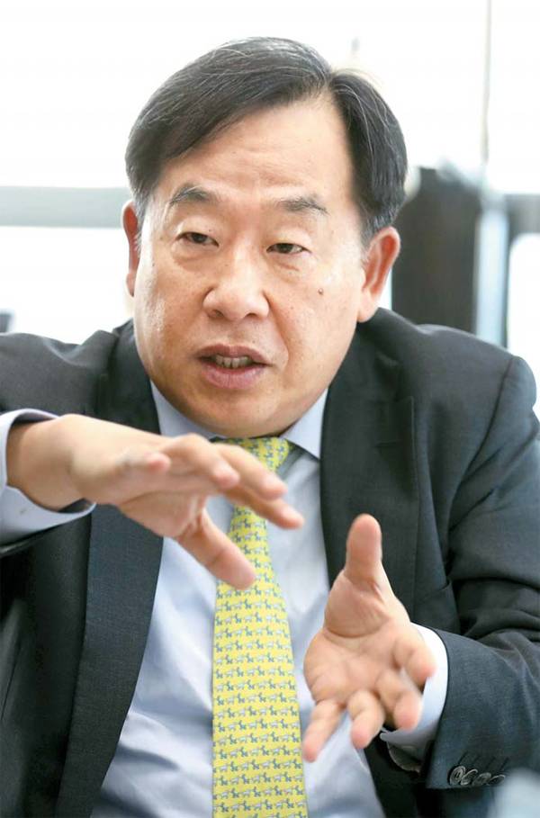 손주은 메가스터디 회장이 지난 7일 매일경제와 인터뷰하면서 한국 교육 현실에 대해 쓴소리를 하고 있다.  [이충우 기자]