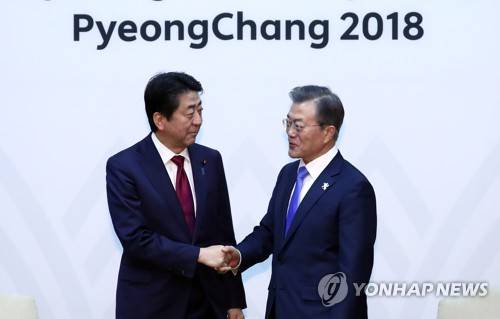 악수하는 한-일 정상 [연합뉴스 자료사진]