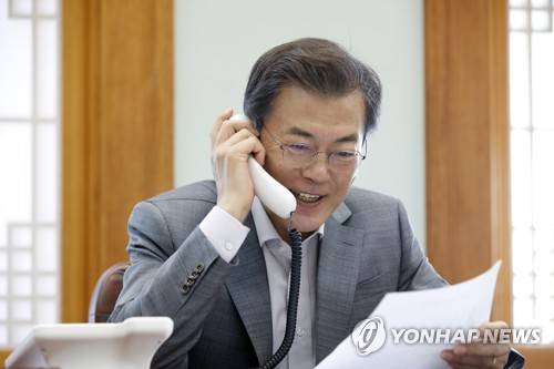 文대통령, '명절 없는 이들'에게 격려 전화 (서울=연합뉴스) 문재인 대통령이 2일 오후 관저 소회의실에서 한가위 연휴를 맞아도 명절 없이 근무하는 이들에게 격려 전화를 하고 있다. 이날 문 대통령이 전화를 건 이들은 남극 세종과학기지 이재일 선임연구원, 서해5도 특별경비단 김운민 순경, 서울 다산콜센터 이하나 상담원, 홍익지구대 주연화 경사, 해남소방서 고금 119안전센터 김평종 센터장, 독도경비대 엄상두 대장 등 10여 명이라고 청와대 측은 밝혔다. 2017.10.2 [청와대 제공=연합뉴스]  photo@yna.co.kr