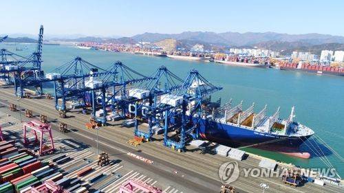 부산신항 BNCT터미널 입항 생텍쥐페리호 [부산항만공사 제공]