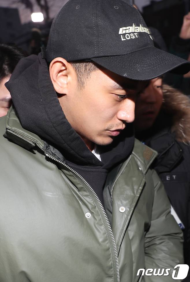 배우 정석원이 9일 오후 서울 동대문구 서울지방경찰청 광역수사대 마약수사계에서 조사를 마친 뒤 성북경찰서로 이동하고 있다. 서울지방경찰청 광역수사대는 지난 8일 오후 인천공항으로 입국하는 정석원을 마약 투약 혐의로 긴급체포했다고 9일 오전 밝혔다. 2018.2.9/뉴스1 © News1 박지수 기자