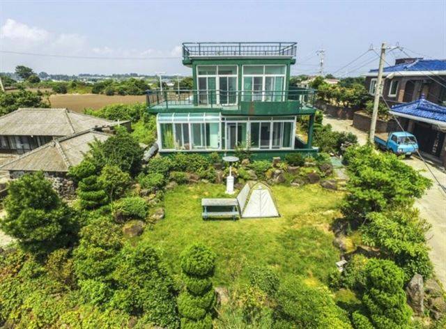 20대 여성 살인사건이 벌어진 것으로 추정되는 제주 구좌읍의 S게스트하우스. 피해자의 시신은 11일 사진 왼쪽의 폐가에서 발견됐다. S게스트하우스 홈페이지 캡쳐