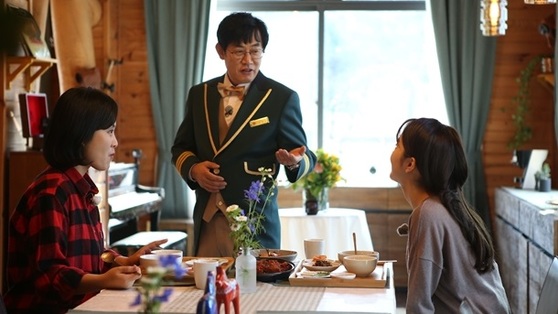 이경규, 김민정, 성시경이 직원이 되어 숙박객을 맞는 ‘달팽이 호텔’. [사진 올리브]