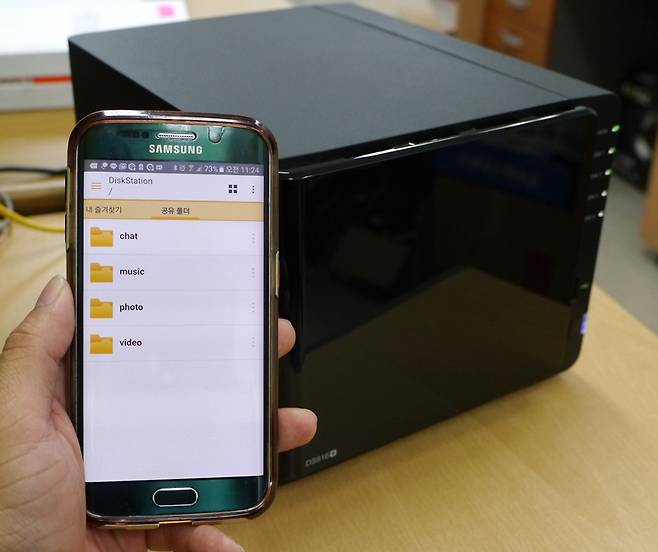 모바일 앱 'DS 파일'을 스마트폰에 설치해 NAS에 접속한 모습