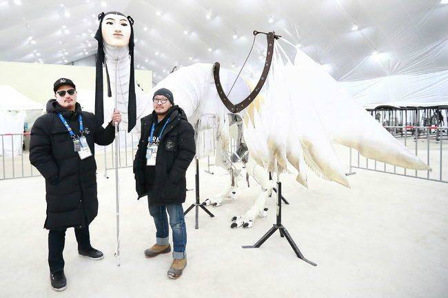 평창 겨울올림픽 개회식에 등장했던 인면조 소품 옆에서 미술감독 임충일(왼쪽)·배일환 씨가 포즈를 취하고 있다. (사진=평창올림픽조직위원회 제공)