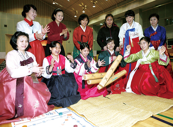 2010년 2월11일 울산시 남구 울산가족문화센터에서 다문화가족 주부들이 설맞이 민속 가족놀이로 윷놀이를 체험했다. © 사진=연합뉴스