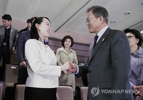 [올림픽] 문 대통령, 김여정과 작별인사 (서울=연합뉴스) 배재만 기자 = 문재인 대통령이 지난 11일 오후 서울 국립중앙극장 해오름극장에서 열린 북한 삼지연 관현악단 공연을 마치고 김정은 노동당 위원장의 특사 자격으로 방남한 김여정 당 중앙위 제1부부장과 손잡고 있다.     scoop@yna.co.kr