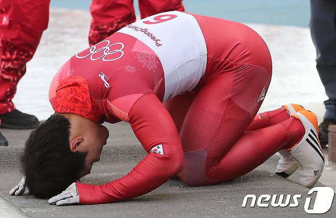 대한민국 윤성빈이 16일 강원도 평창군 올림픽슬라이딩센터에서 열린 2018 평창동계올림픽 스켈레톤 남자 결승 4차 주행 후 금메달을 확정짓고 관중들에게 큰절을 올리고 있다. 2018.2.16/뉴스1 © News1 허경 기자
