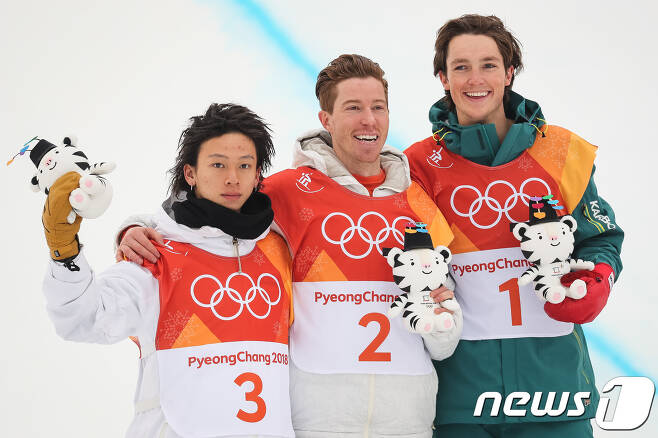 일본 아유무 히라노(왼쪽)가 14일 스노보드 남자 하프파이프에서 은메달을 획득한 뒤 메달리스트들과 기념 촬영을 하고 있다. /뉴스1 © News1 유승관 기자