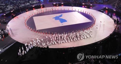 '하나 된 코리아' (평창=연합뉴스) 임헌정 기자 = 9일 오후 강원도 평창 올림픽스타디움에서 열린 2018평창동계올림픽 개막식에서 남북 선수단이 공동기수인 남측 원윤종, 북측 황충금이 한반도기를 앞세우고 동시 입장하고 있다. 2018.2.9  kane@yna.co.kr  (끝)