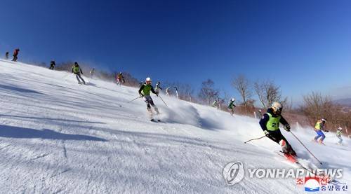 북한 마식령 스키장에서 공동훈련하는 남북 선수들 [연합뉴스 자료사진]